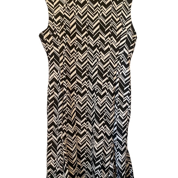 True Envy Black and White  Sleeveless Dress - Picture 5 of 12